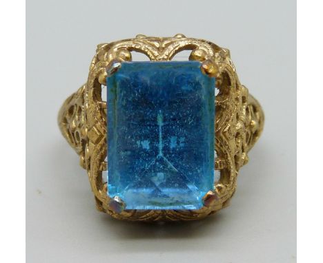 A 9ct gold ring set with a blue stone, 6.7g, T 