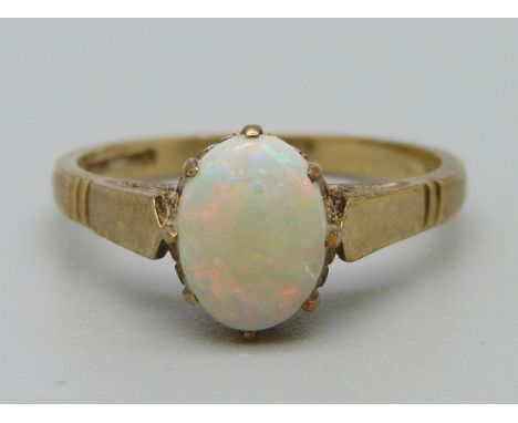 A 9ct gold ring set with an opal, 2g, L 