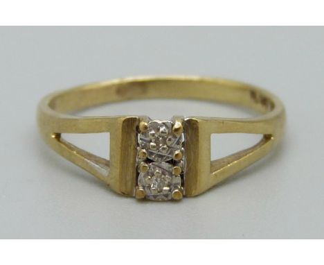 A 9ct gold and diamond ring, 1.5g, L 