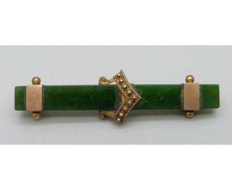 A 9ct gold, nephrite jade brooch, 49mm 