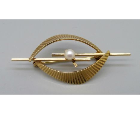 A 9ct gold and pearl brooch, 3.4g 