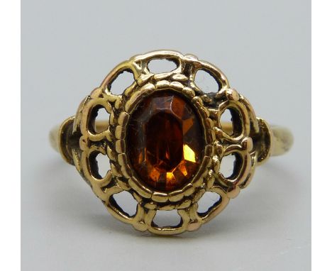 A gold tone stone set ring, U 