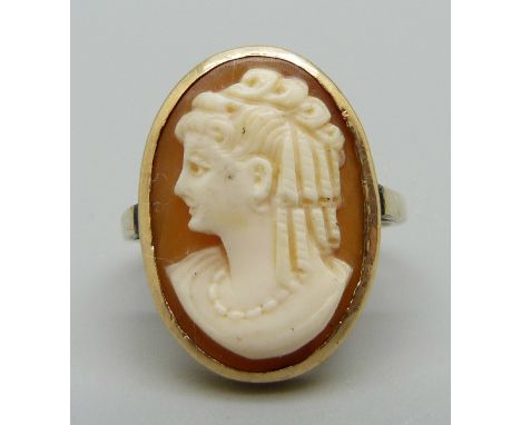 A 9ct gold cameo ring, 4.7g, L 