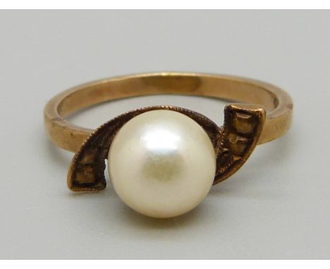 A 9ct gold and pearl ring, 2.5g, M 