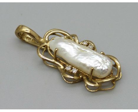 A 9ct gold baroque pearl pendant set with white stones, 2.7g 
