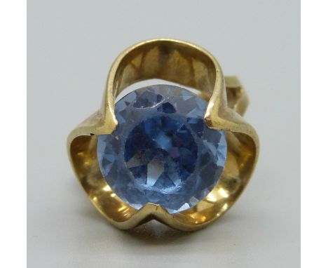 A 9ct gold, blue topaz set ring, 7.3g, P 