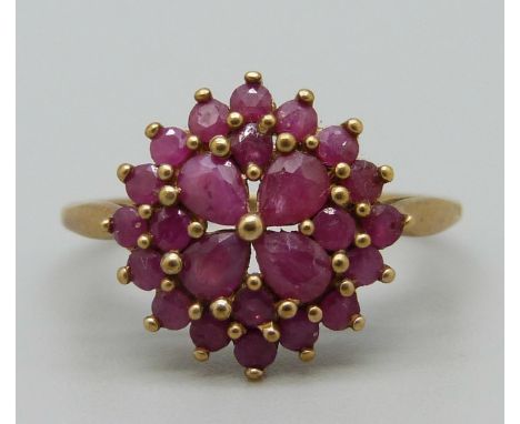 A 9ct gold ring set with rubies, 2.5g, R 