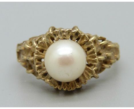 A 9ct gold and pearl ring, 3.3g, M 