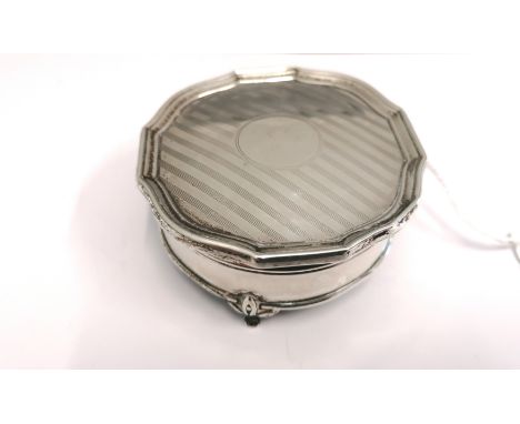 A Synyer &amp; Charles Joseph Beddoes of Birmingham silver trinket box dated 1924. Having an engine turned hinged lid with cu