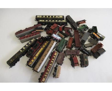 Playworn rolling stock by Hornby and others including Pullman coaches and goods trucks, F-P (Est. plus 21% premium inc. VAT)