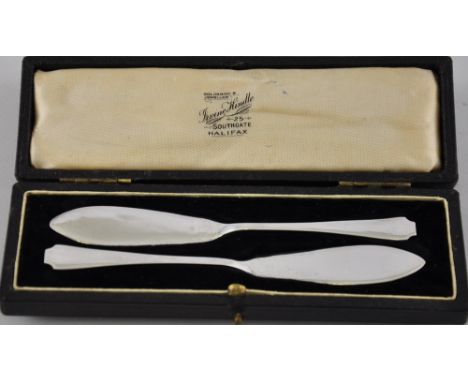 Pair of Art Deco silver butter knives hallmarked Sheffield 1942 by Thomas Bradbury in original fitted case