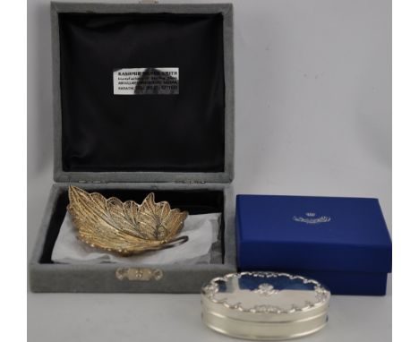 A 925 silver dish of fine filigree form, modelled as a fig leaf, together with a small white metal trinket box (2)