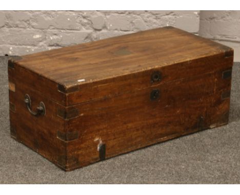 An oak twin handle trunk.