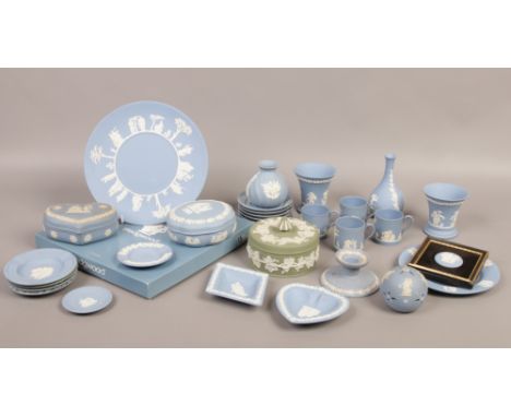 A quantity of Wedgwood blue and green Jasperware to include cabinet plates, trinket boxes, vases etc.