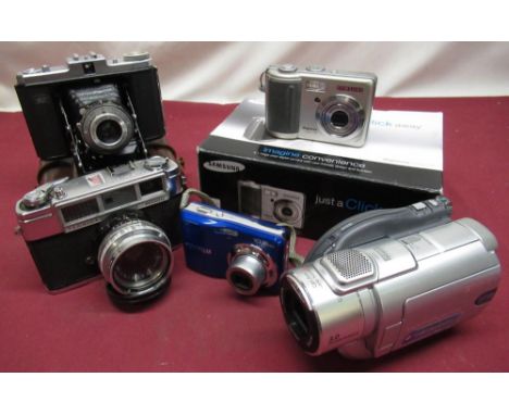 Selection of cameras to include a Yashica Minister, Nettar, Fujifilm compact, Samsung Digimax and a Sony Handycam etc 