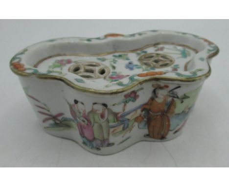 Early C20th Chinese Republic period porcelain pot pourri dish and cover of butterfly shape, painted with garden scenes, W12cm