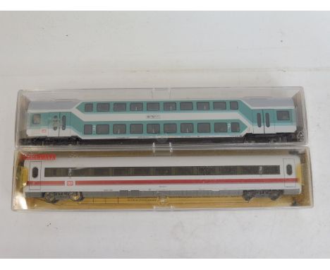 Two boxed Fleischmann carriages, no. 4448 and 5125 plus an operating instruction leaflet.