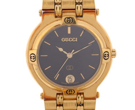 GUCCI - a gold plated 9200M quartz calendar bracelet watch, black dial with gilt baton hour markers, spade hands, date apertu