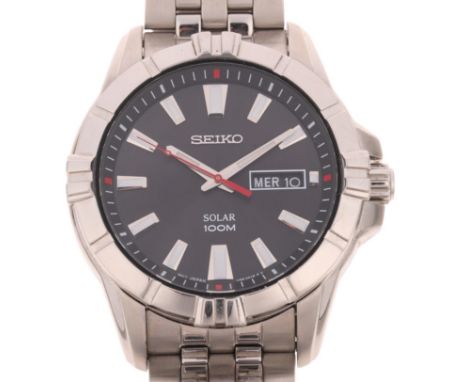 SEIKO - a stainless steel Solar 100M quartz day/date bracelet watch, ref. V158-0AH0, black dial with applied silvered luminou