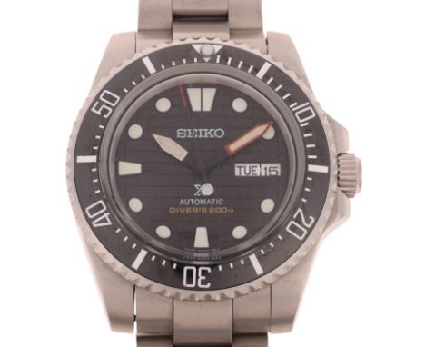 SEIKO - a Custom stainless steel Diver's 200M automatic calendar bracelet watch, ref. 7S26-06Z4, black dial with cube finish,