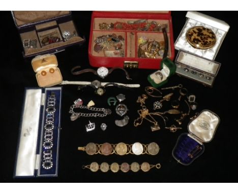 A QUANTITY OF ASSORTED JEWELLERY including hardstone-set brooches, enamel buttons and other similar items