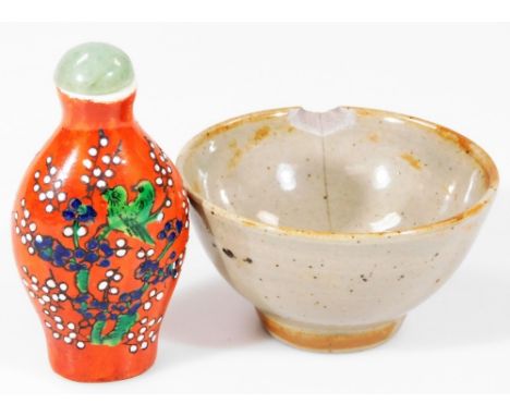 An early 20thC Chinese porcelain snuff box, with jade coloured top, of shouldered form, marked beneath, 8cm H, and a tea bowl