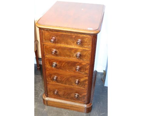 A good pair of Victorian mahogany bedside chests, with five drawers, turned wooden handles, supported on plinth bases, 49cm W