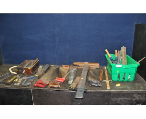 A TRAY AND LOOSE CONTAINING CARPENTRY TOOLS including Record and Woden G clamps, various saws, various chisels, a damaged Sta