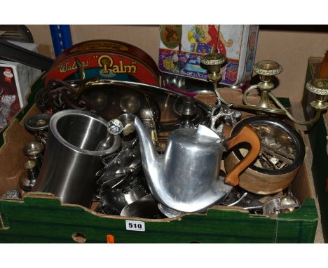 A BOX OF METALWARE AND LOOSE COLLECTABLE TINS, to include a variety of silverplated candlestick holders and trinket dishes, a