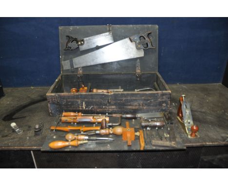 A VINTAGE WOODEN CARPENTERS TOOLBOX CONTAINING TOOLS including a GTL brass footed smoothing plane, GTL chisels, and wooden sp