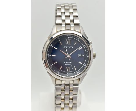 A GENTS 'SEIKO' WRISTWATCH, kinetic movement, round blue dial signed 'Seiko kinetic 100m', baton markers, Roman numerals at t
