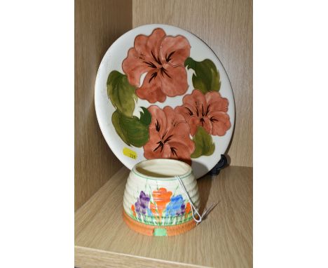 A MOORCROFT POTTERY 'HIBISCUS' PATTERNED PLATE AND A CLARICE CLIFF SUGAR BOWL, comprising a coral and green Hibiscus design p