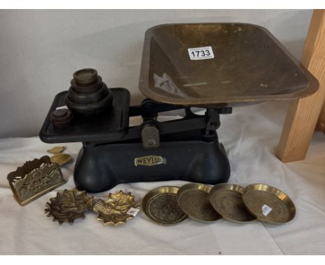 Vintage cast iron Weylux kitchen scales with brass pan, weights &amp; a selection of brass items