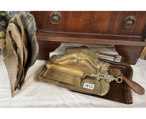 A vintage oak crumb tray with brush &amp; 6 brass crumb trays