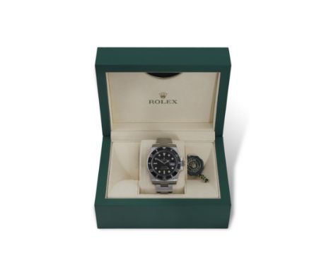 A STAINLESS STEEL AUTOMATIC SUBMARINER WITH DATE BRACELET WATCH, BY ROLEX, 201831-jewels Cal-3135 automatic movement, black d