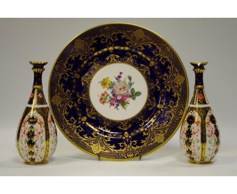 A Caverswall cabinet plate; pair of Royal Crown Derby 1128 pattern bud vases (af)