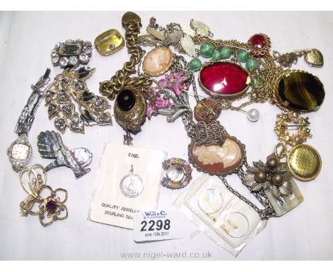 Miscellaneous Costume Jewellery, brooches, yellow metal chains, vintage necklaces, etc.