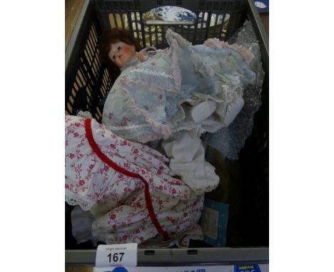A mixed lot of assorted vintage dolls. 