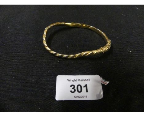 A hinged bangleThe twisted bangle with push piece clasp, weight approx. 6.4g. 