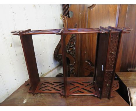 A mahogany Chinese Chippendale style hanging wall shelf, 20th Century 