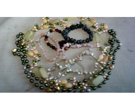Necklace's + Bracelet's- Pearl and freshwater pearl necklace's and bracelet's in excellent condition (7-Item) in a wooden box
