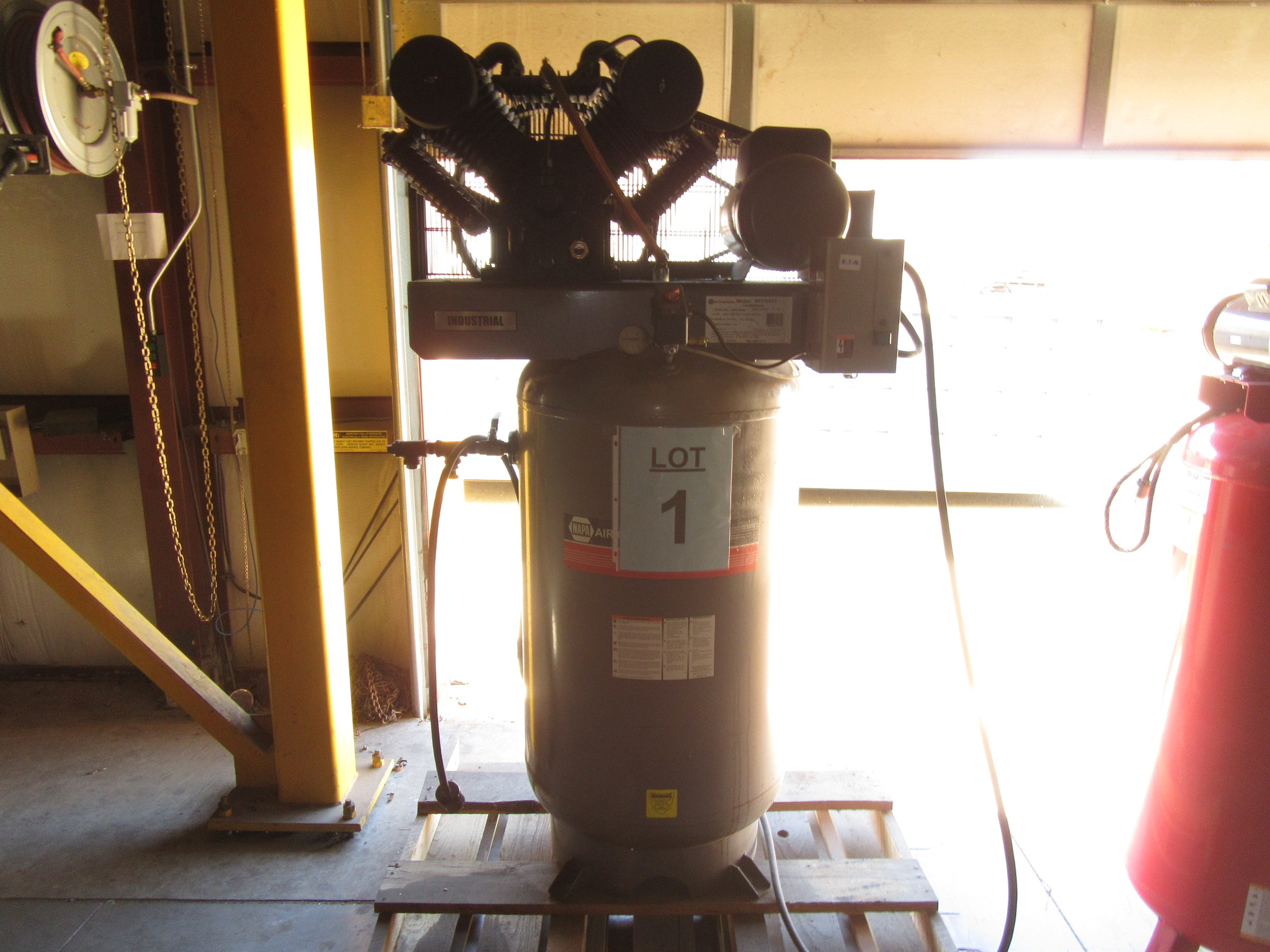 NAPA 80 GALLON AIR COMPRESSOR, MODEL 82378VAT, 7.5 HP, 175 PSI MAX