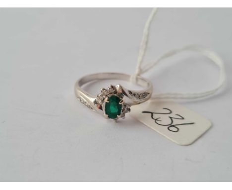  An emerald &amp; diamond ring in 14ct white gold mount size R 3.1g inc