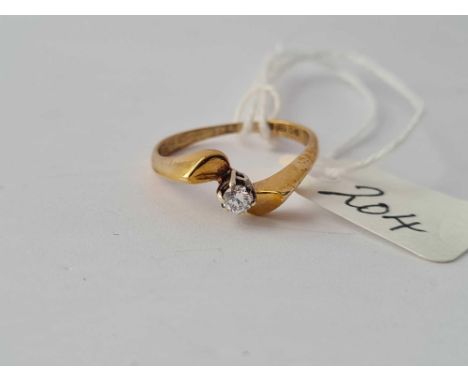  A solitaire diamond twist ring in 9ct mount size K