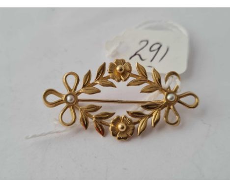 An attractive vintage gold and pearl set floral brooch 3.4g