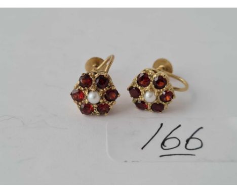 An attractive pair of vintage garnet &amp; pearl 9ct screw back earrings 2.7g inc