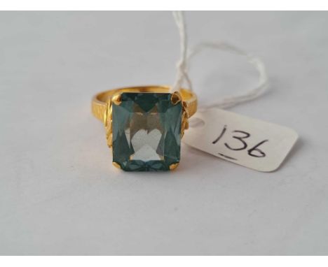 A large rectangular blue stone dress ring with leaf design 18ct gold mount size Q 7.4g inc