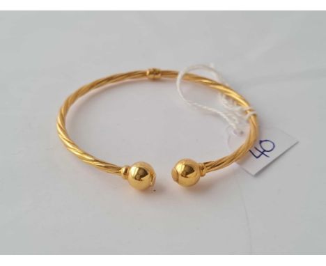 A torque style bangle 9ct - 3.7 gms 