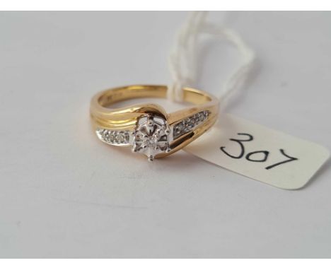  A stylish diamond set ring in 9ct gold size M 2.7g inc