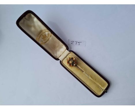 A Victorian Scottish agate stick pin in Garrads box (15ct gold tested) - 4.8 gms 